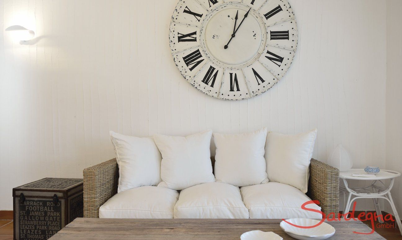 Li Conchi 11 | Couch and big clock Couch