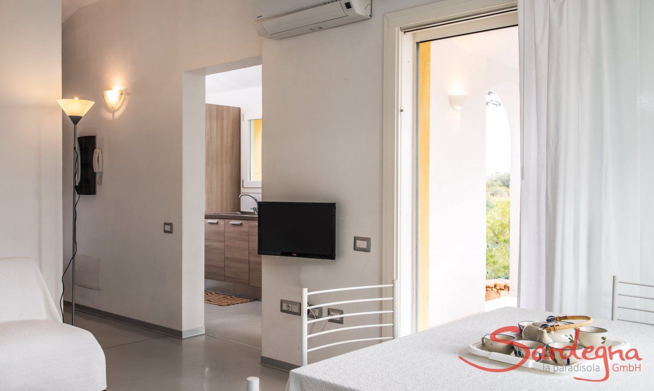 Villa Caterina | Entrance area with TV and airconditioning View to kitchen