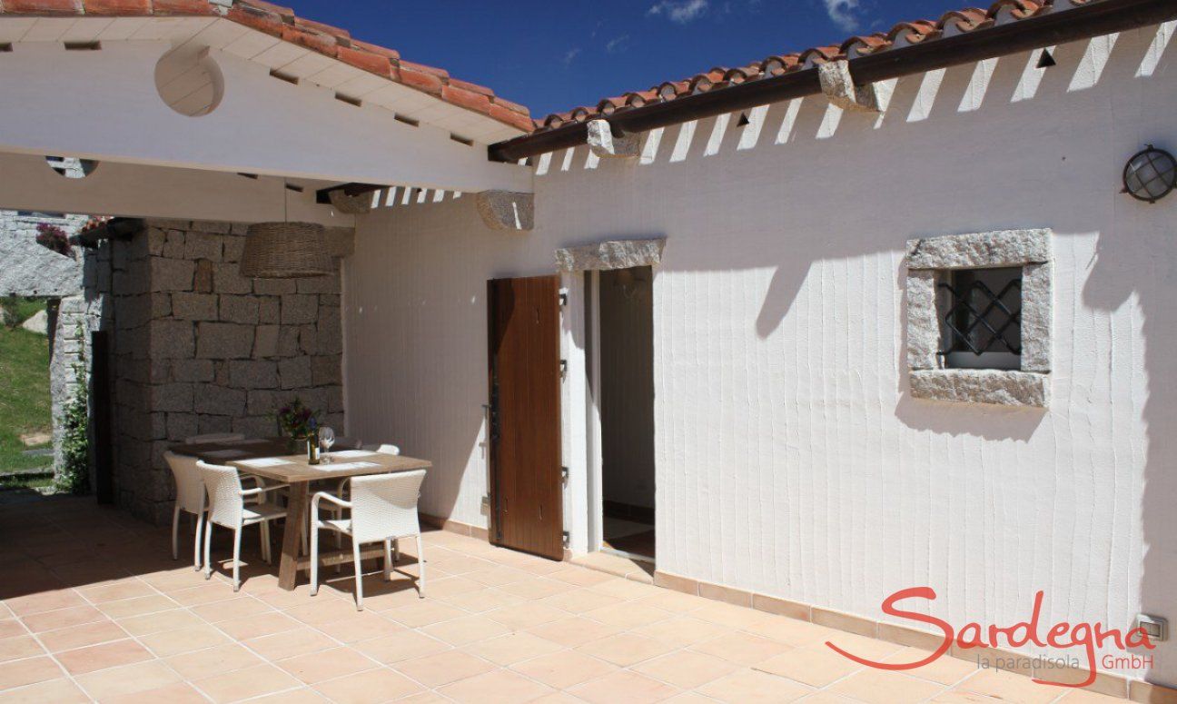 Li Conchi 32 | Dining outside in the private courtyard Dining outside in the private courtyard
