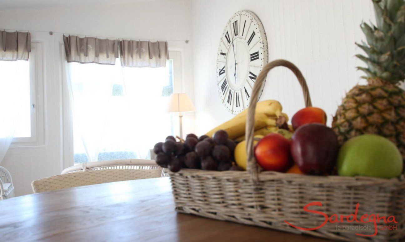 Li Conchi 33 | Fresh fruit in a basket Detail