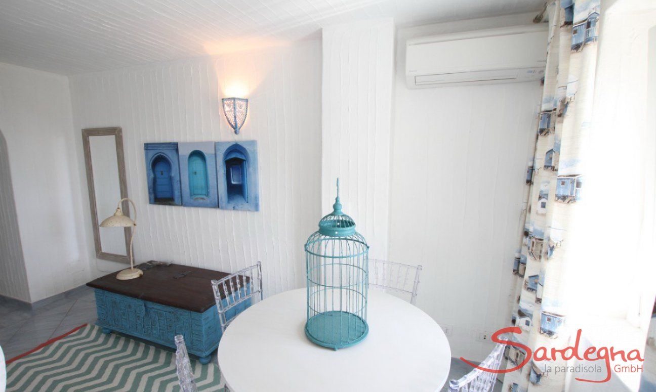 Li Conchi 25 | Table, chest and airconditioning in bedroom 3 Detail bedroom 3