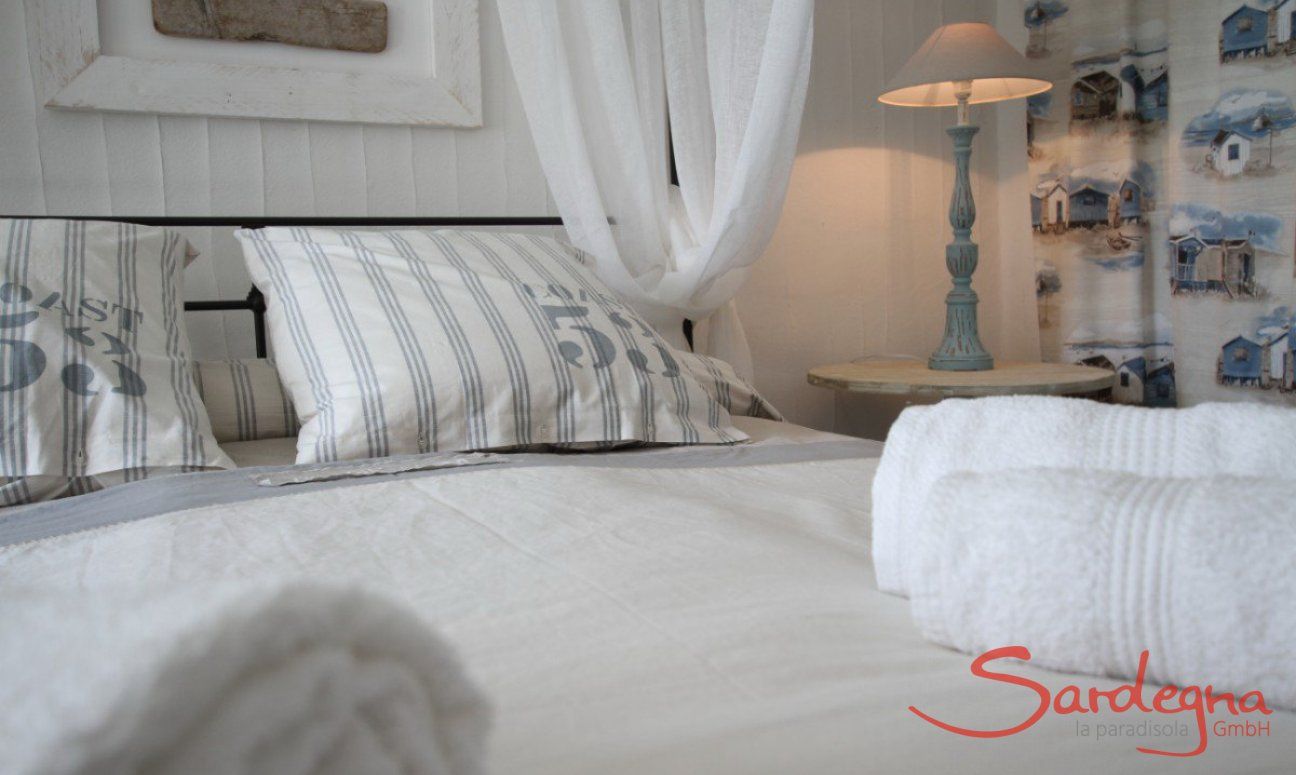 Li Conchi 25 | Double bed of bedroom 3 in the basement floor Detail bedrrom 3