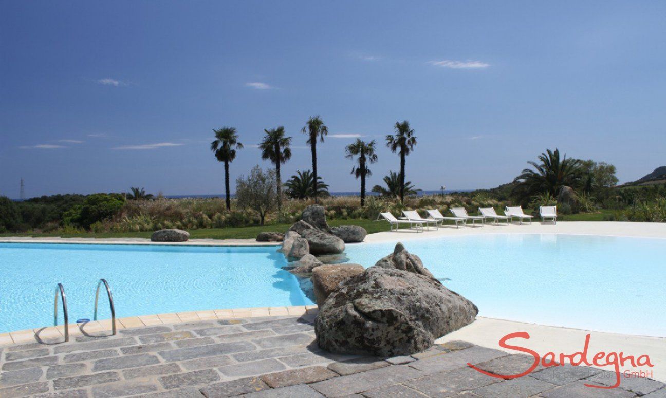 Big shared pool divided into shallow and deep part by granite rocks