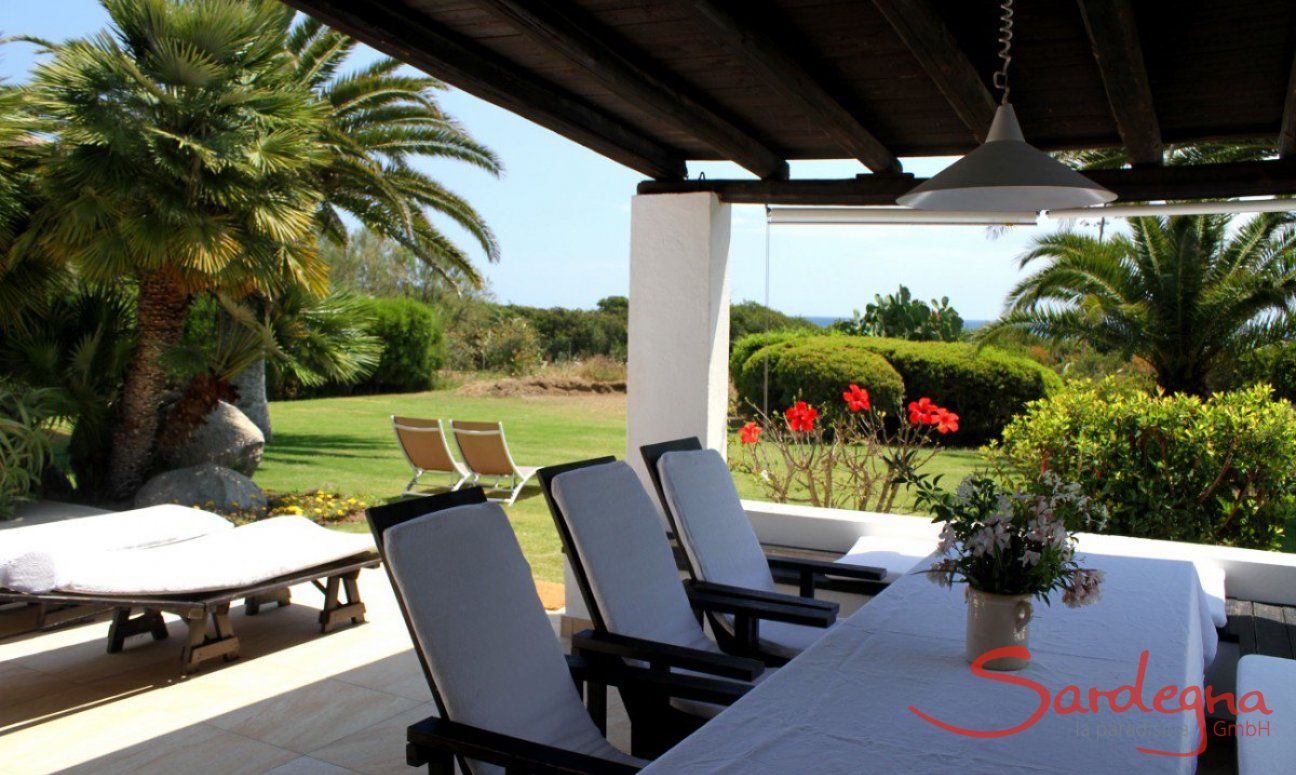 Roofed terrace with a view towards the garden