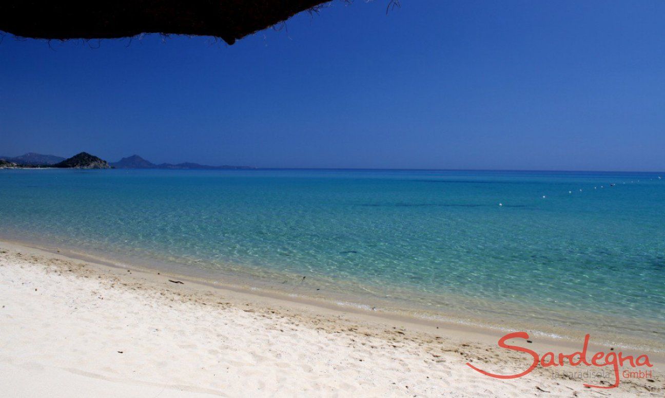 White sand and crystalclear water on the beach of Cala Sinzias, only about 1.5 miles from Li Conchi