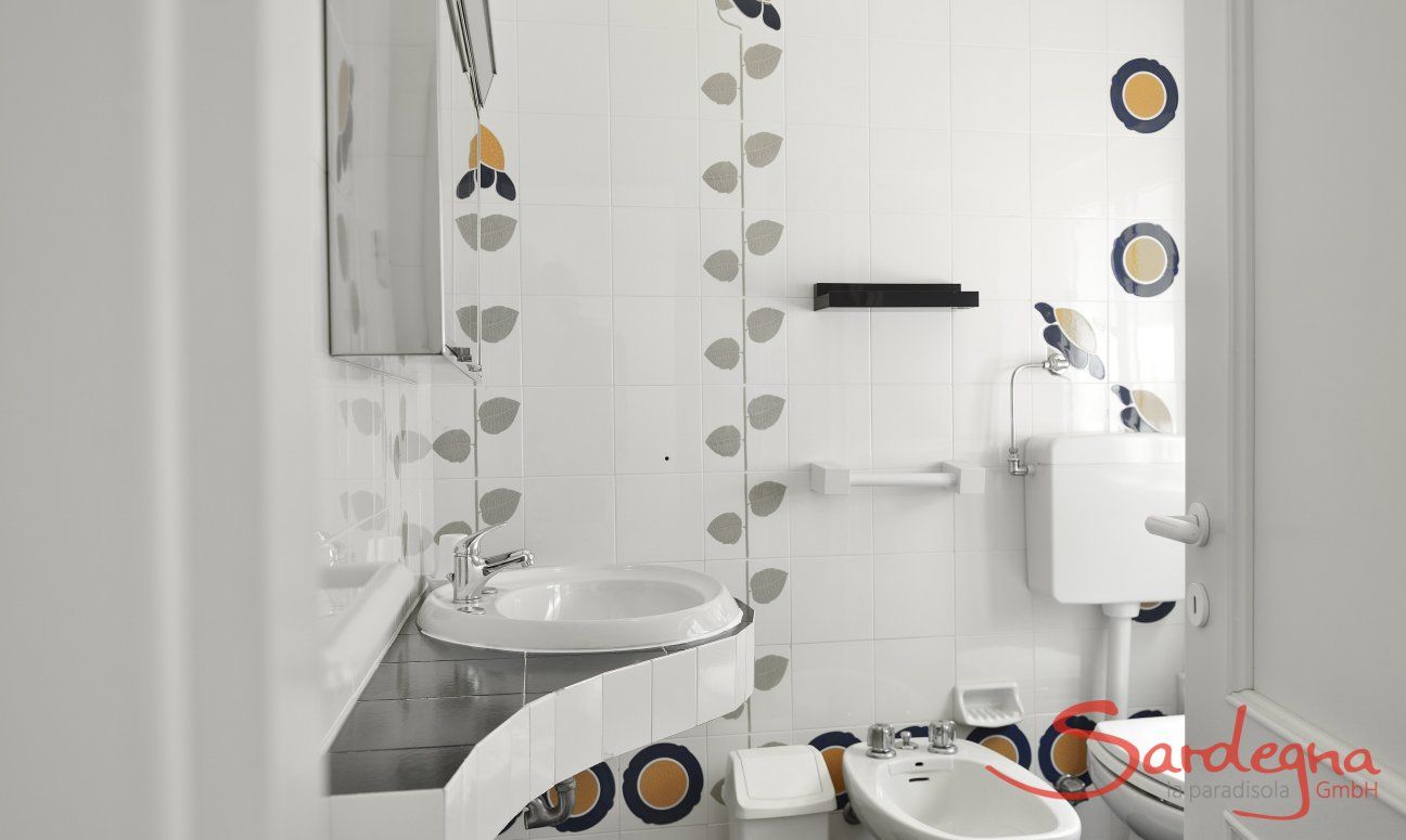 Villa Bella | Bathroom 1 White tiled bathroom with shower
