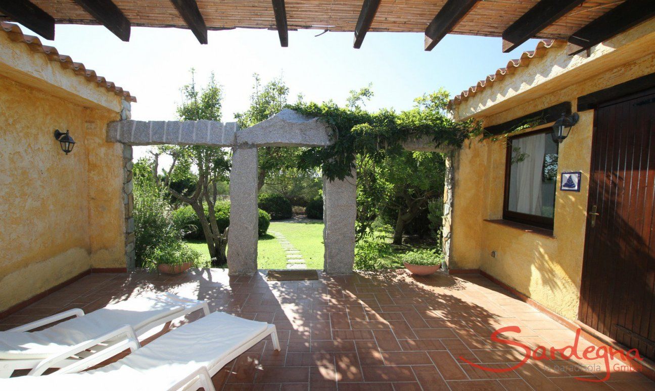 Casa Meloni 2 | Covered terrace with dining table and view towards the garden Covered terrace with garden view