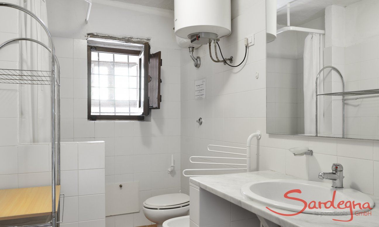 Bathroom groundfloor with shower and bidet 