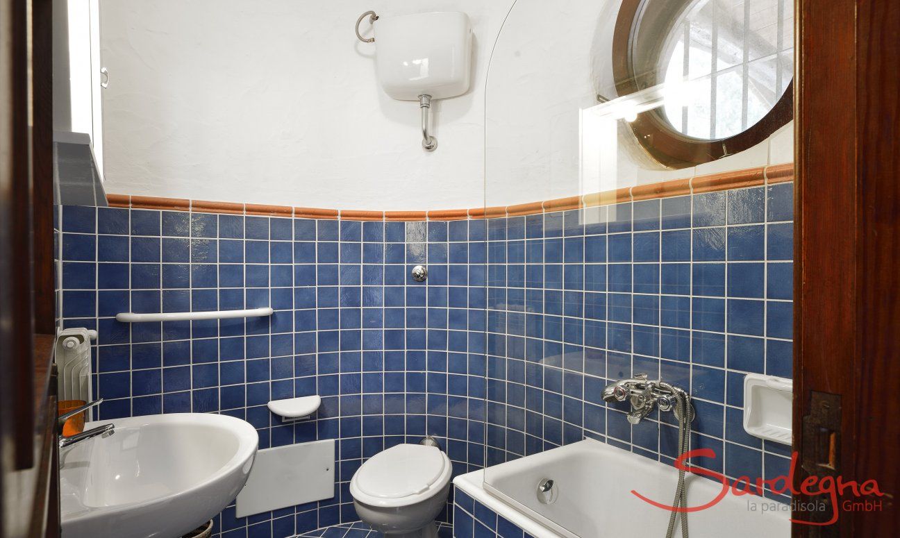 Villa Su Faru 1 | Bathroom ground floor with small bathtub Sardinia
