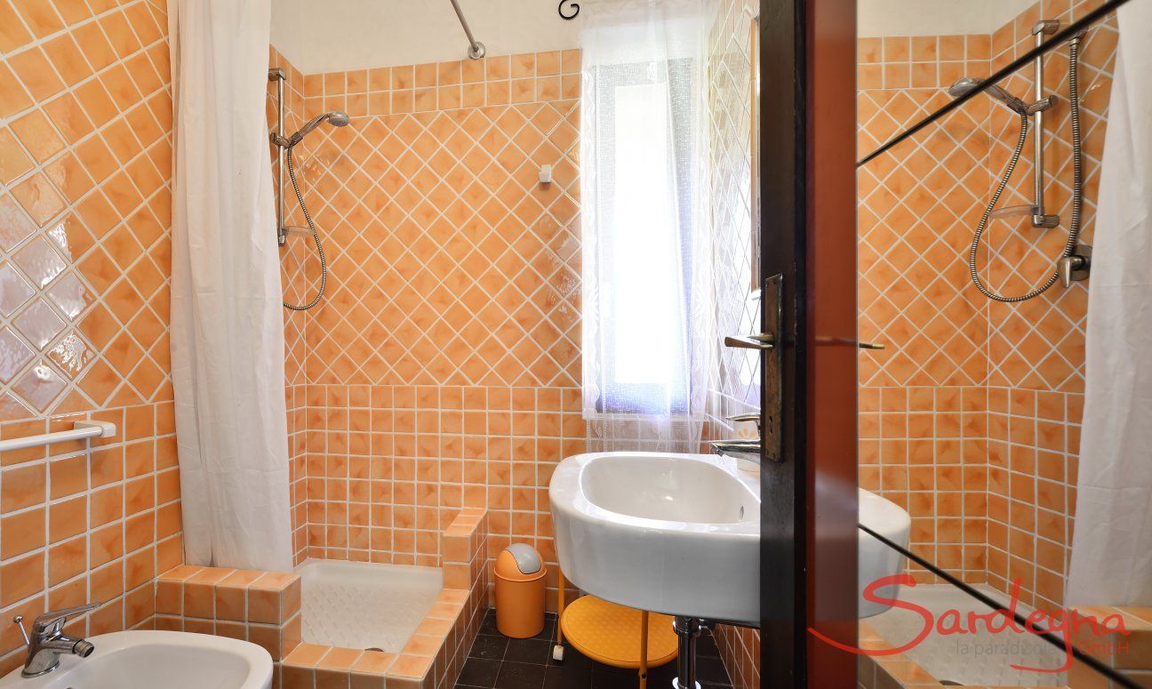 Bath in orange with shower in  Villa Serena, Costa Rei