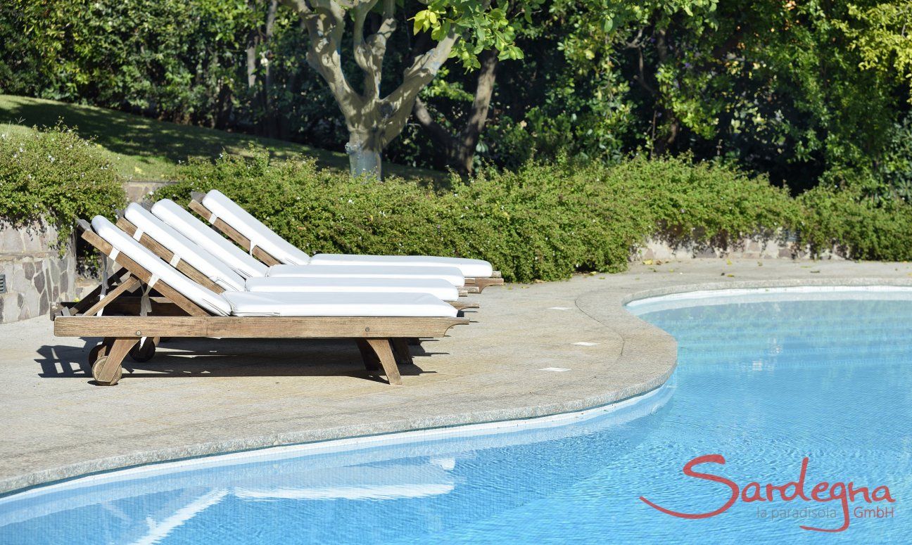 Villa Ulivi 12 | Confortable sunloungers to relax by the pool Sardinia