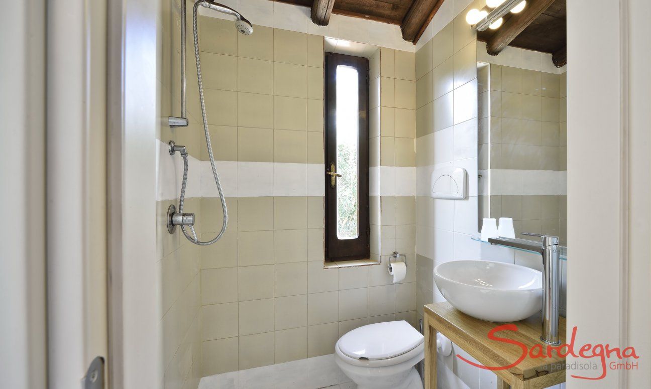 Villetta Quattro | Modern main bath with shower Modern main bath with a shower