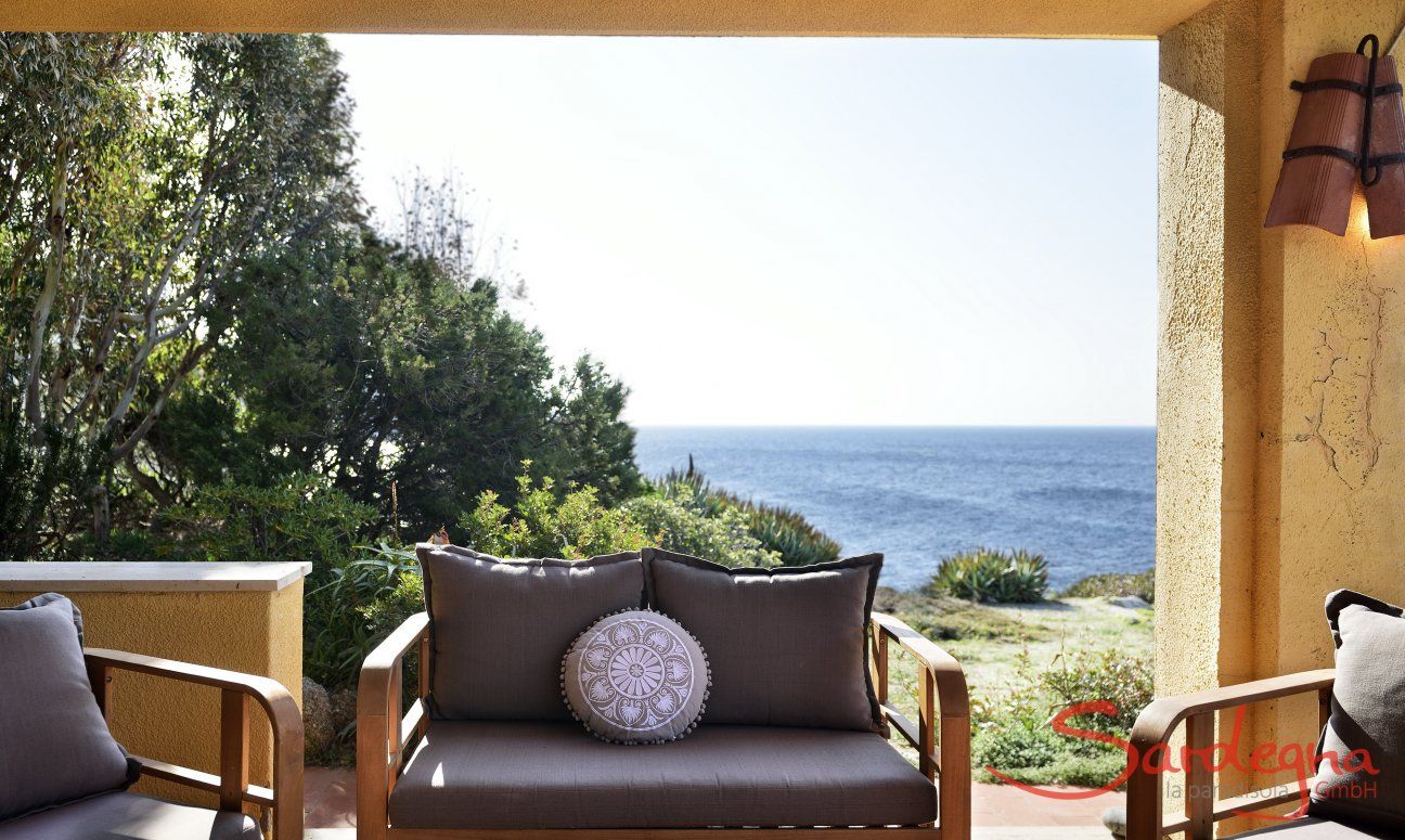 Lounge furniture to relax with a sea view 