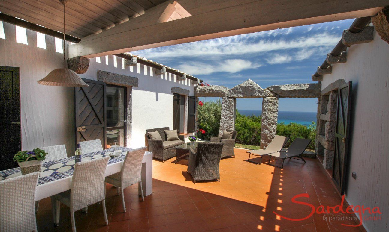 Casa 17 | Covered outside dining area with sea view Covered dining area with sea view