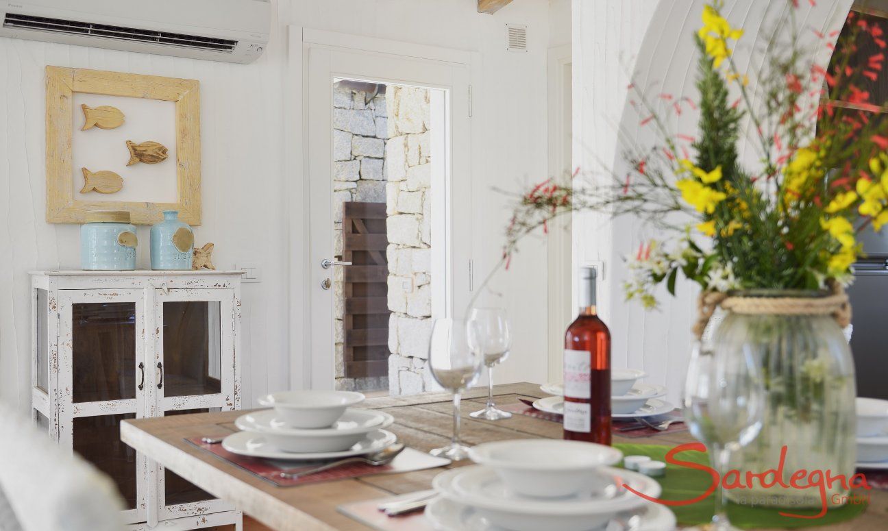 Li Conchi 6 | Decorated dining table in the living space Dining room
