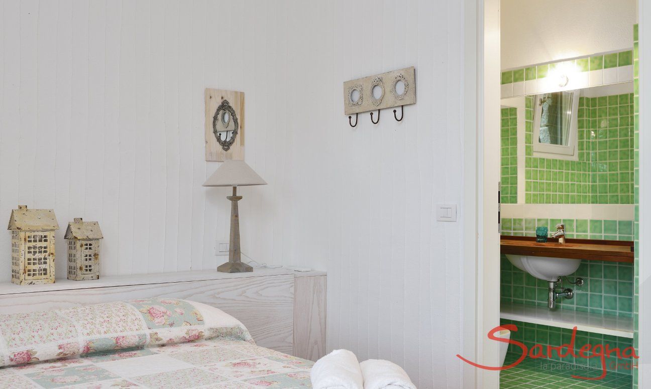 Li Conchi 16 | Bedroom 1 with ensuite bed Bedroom