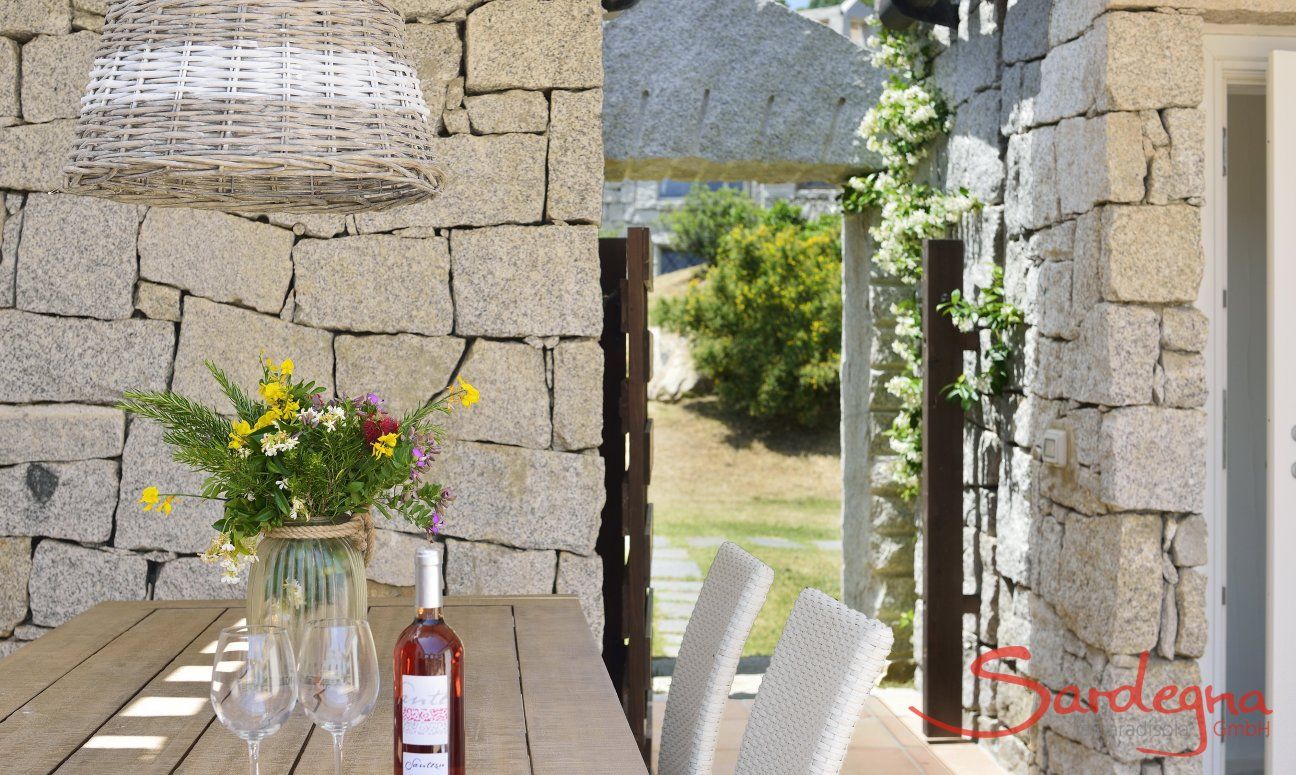 Li Conchi 14 | Terrace with entrance and dining table Terrace