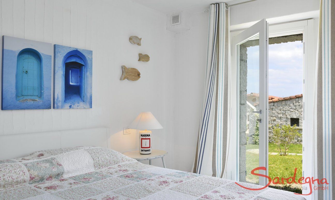 Bedroom with double bed and windowdoor to the garden, Li Conchi 29