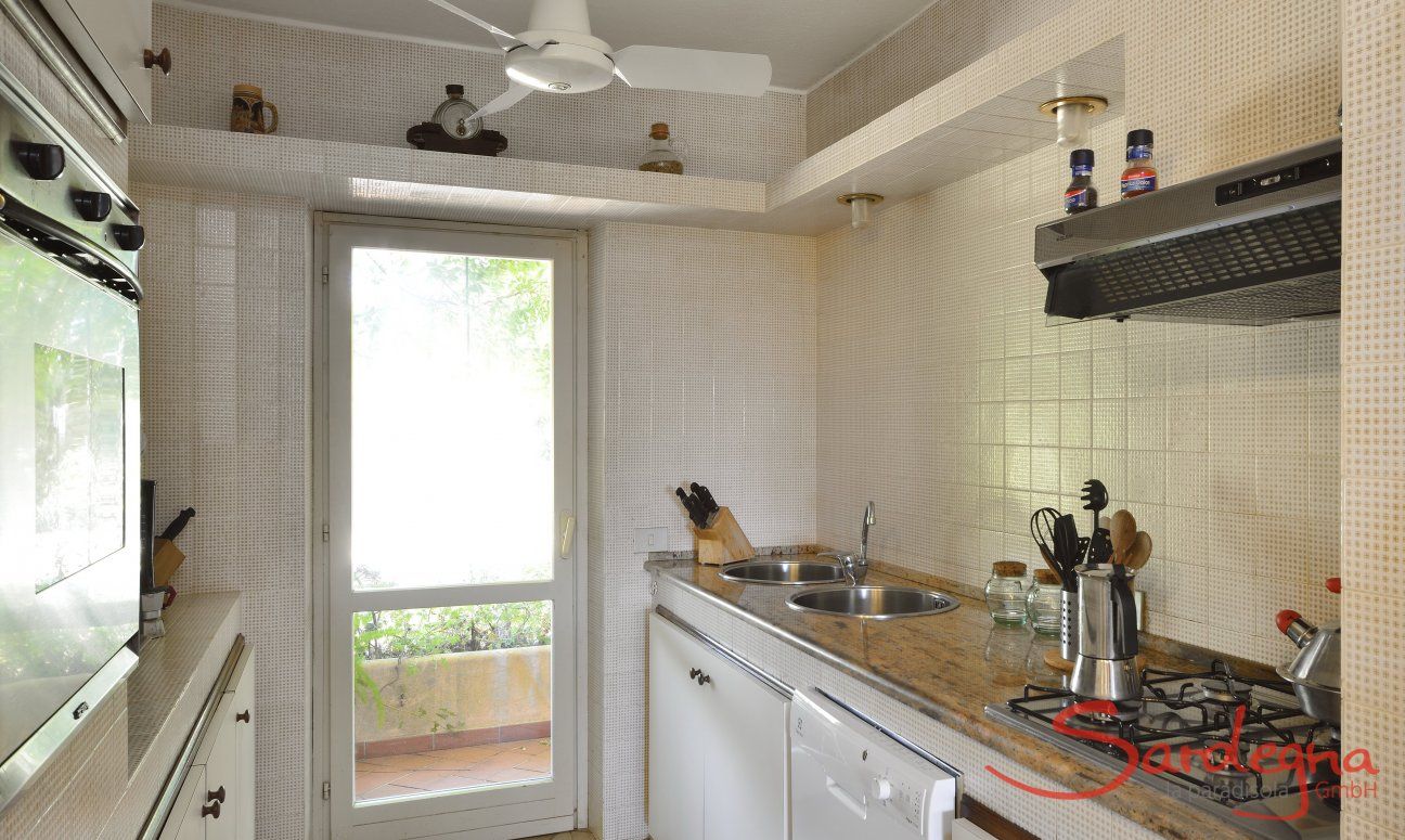 Fully equipped kitchen with terrace access 