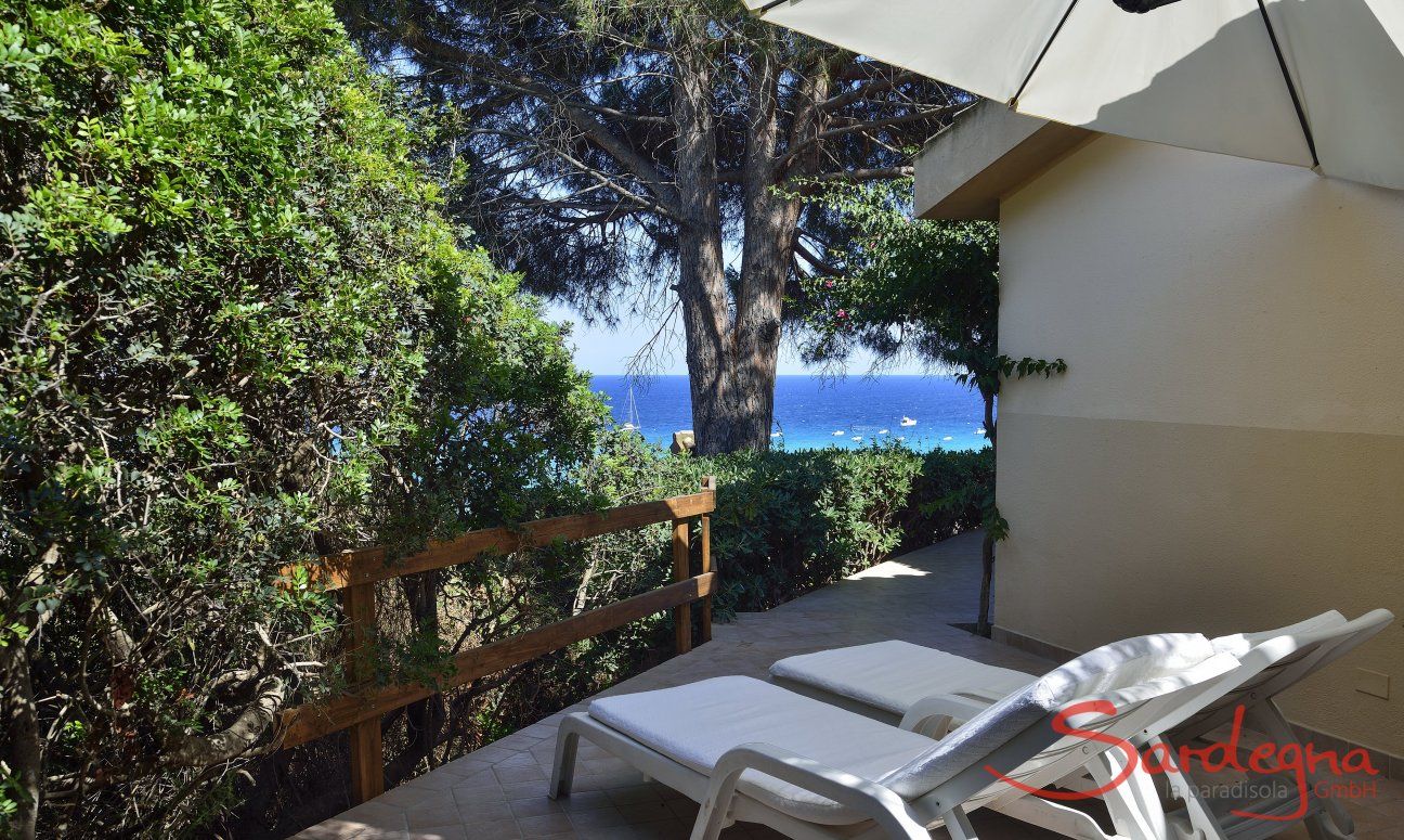 Apartment Nido 1 | Relaxing on the side terrace Relaxing on the side terrace