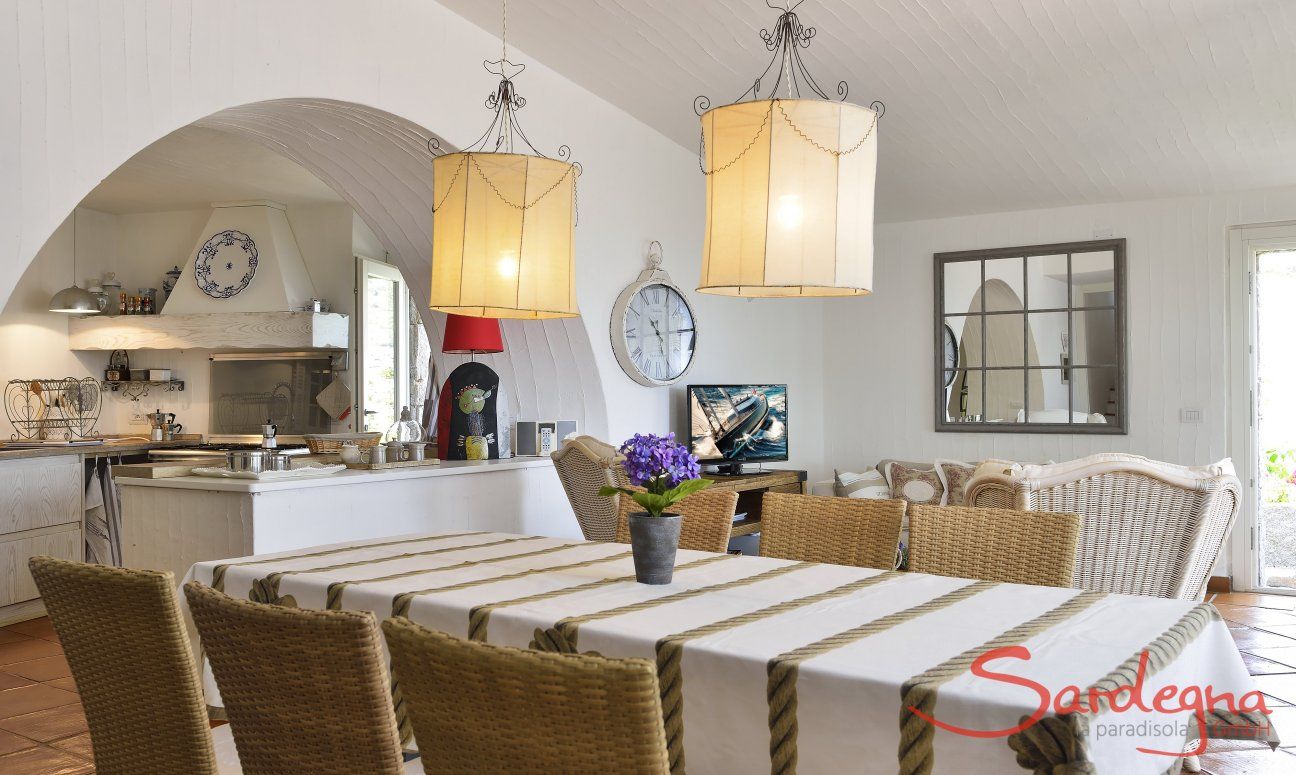Li Conchi 8 | Dining table in the living area Dining table