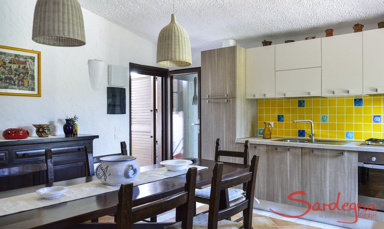 Fully equipped kitchen with dining table and garden access