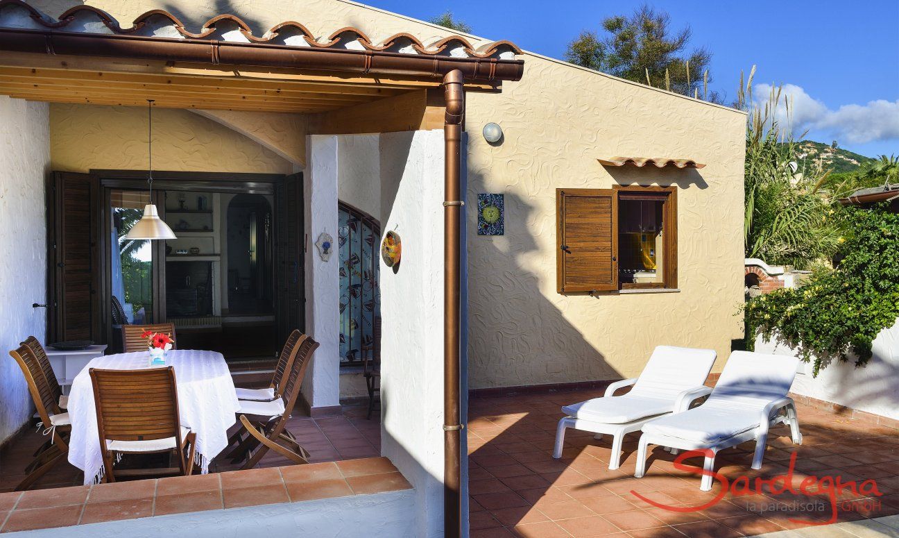 Villa Gaia | Entrance to the house over the partially roofed terrace with dining area and sunbeds Villa Gaia