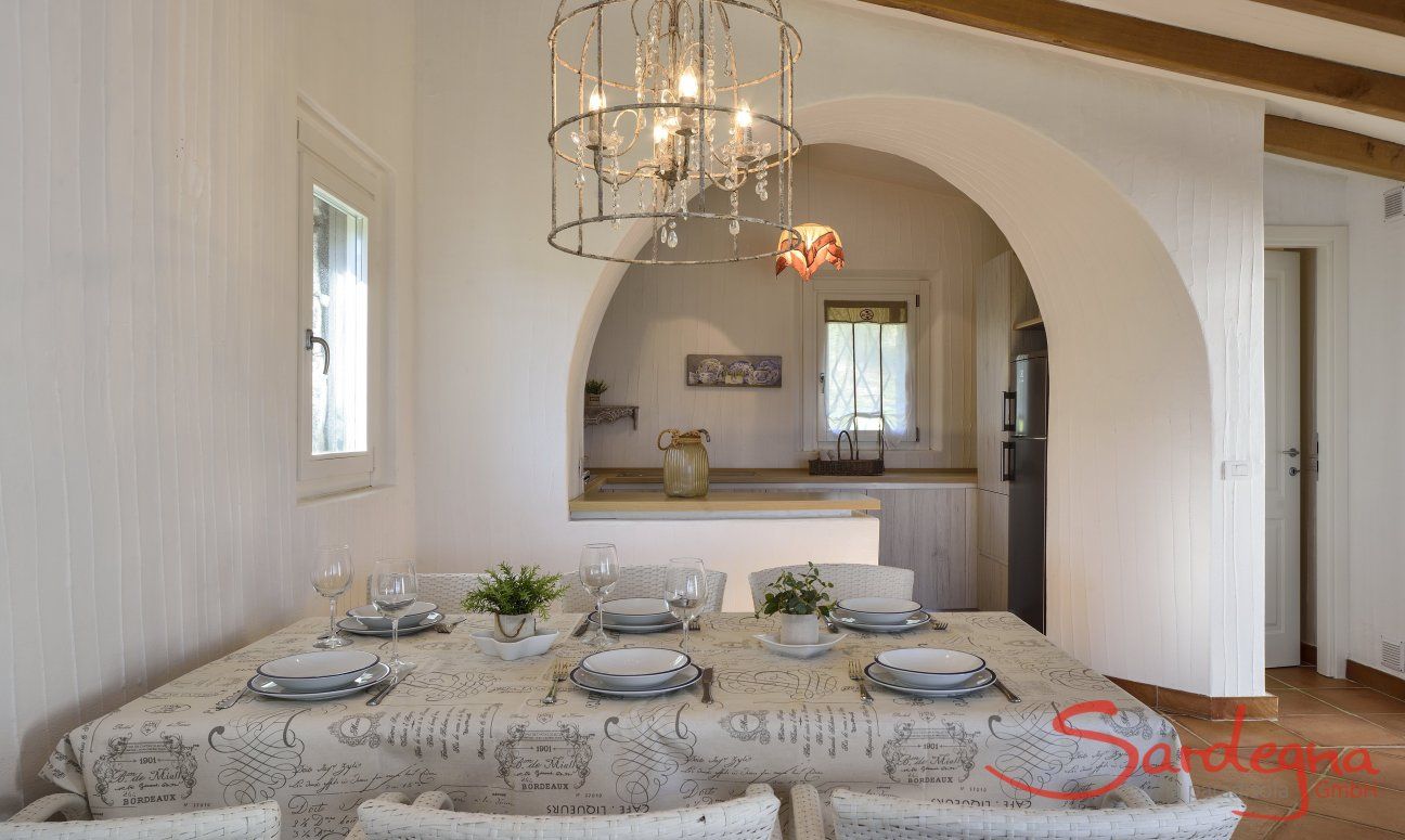 Li Conchi 7 | Dining area with a view to the open kitchen, hidden behind the round arch Dining with view to the kitchen Li Conchi 7