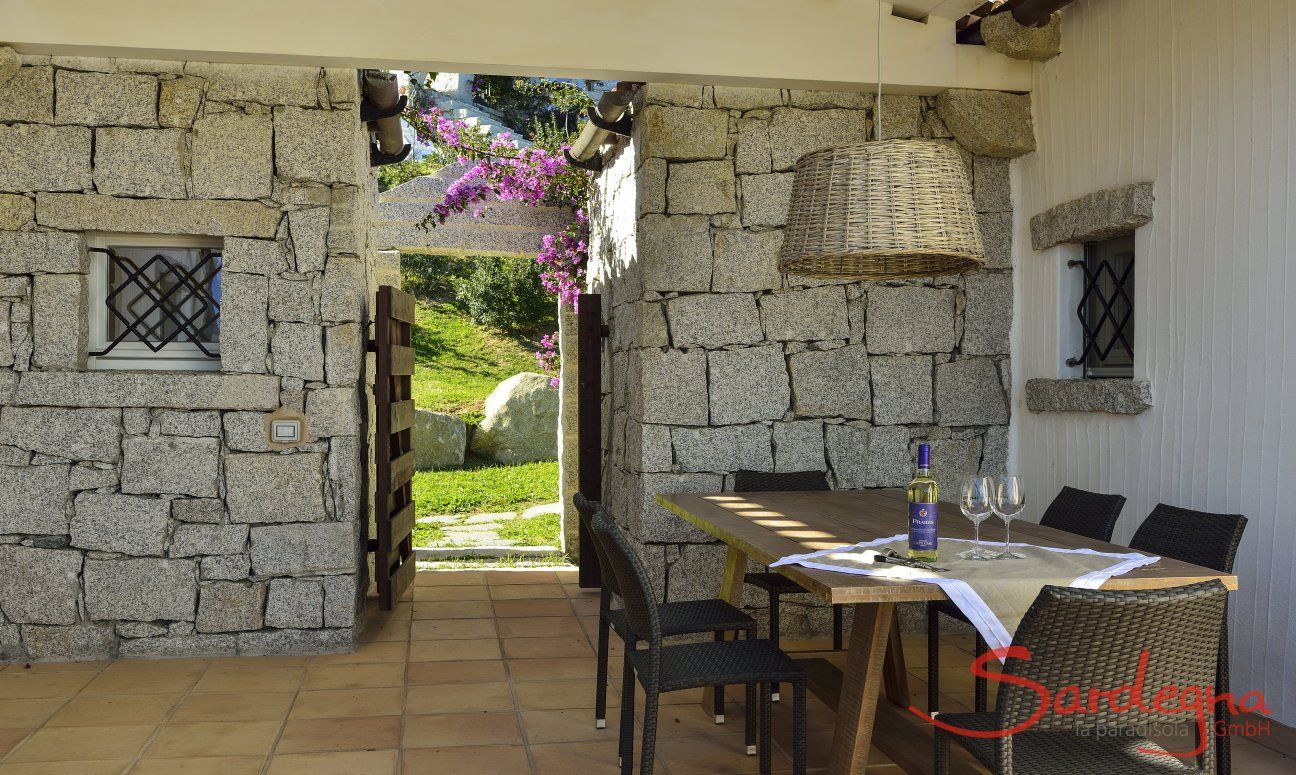 Li Conchi 7 | Dining area outside Dining table on the partially roofed terrace of Li Conchi 7