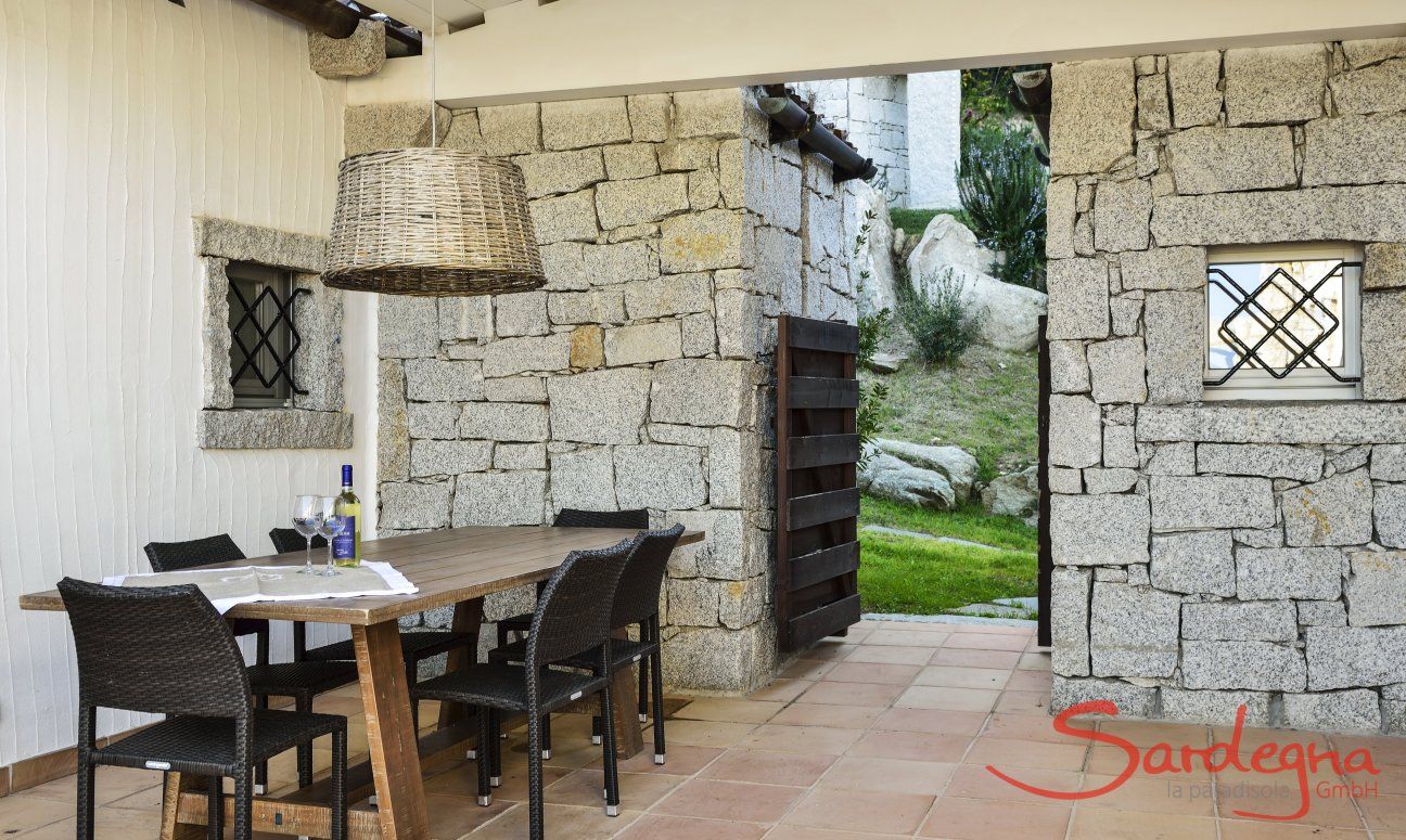 Li Conchi 9 | Outside dining on the roofed terrace Dining table on the roofed terrace of Li Conchi 9, Cala Sinzias