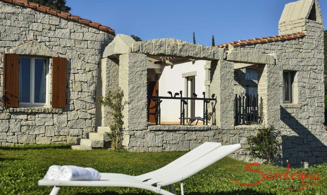 Li Conchi 9 | Nice and green garden, perfect for relaxing Sunbeds in the garden of Li Conchi 9, Cala Sinzias
