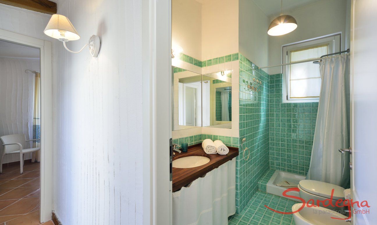 Li Conchi 9 | Second bathroom with shower and bidet Bath with shower and light green tiles, Li Conchi 9, Cala Sinzias