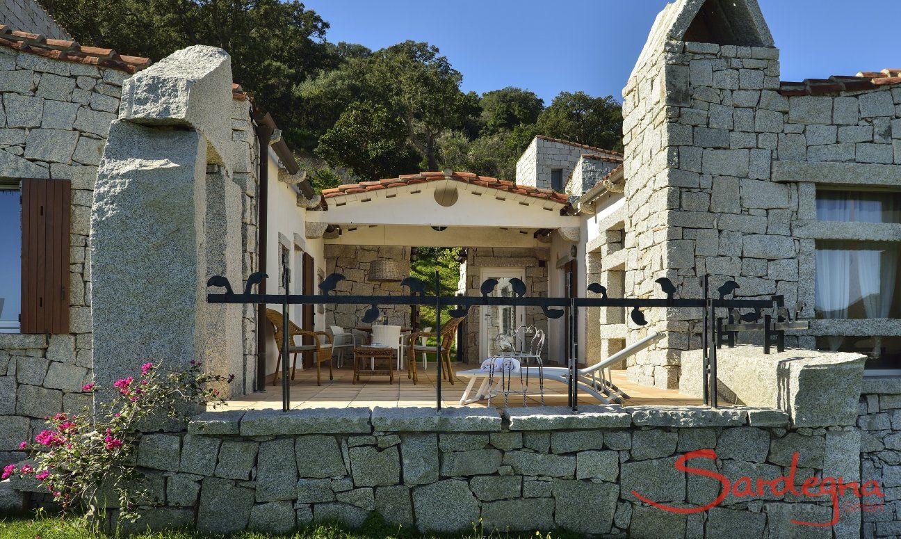 Li Conchi 10 | Terrace between the two halves of the house Terrace Li Conchi 10, Cala Sinzias