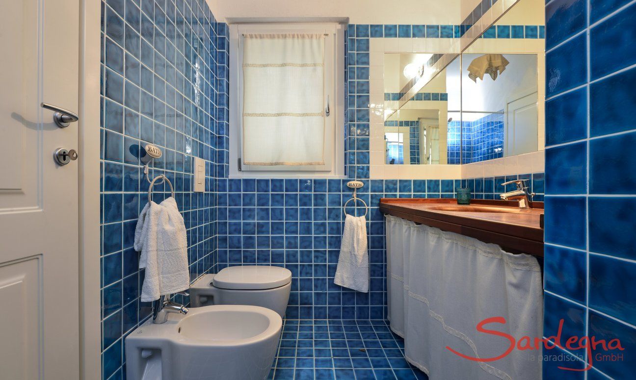 Li Conchi 27 | Ensuite Bath with shower Ensuite Bathroom