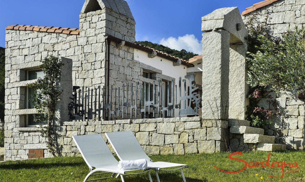 Li Conchi 44 | Garden with sunbeds and stairs to the house Garden with House