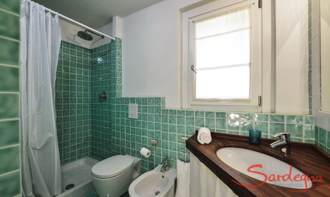 Li Conchi 28 | Second Bathroom with shower Second Bathroom
