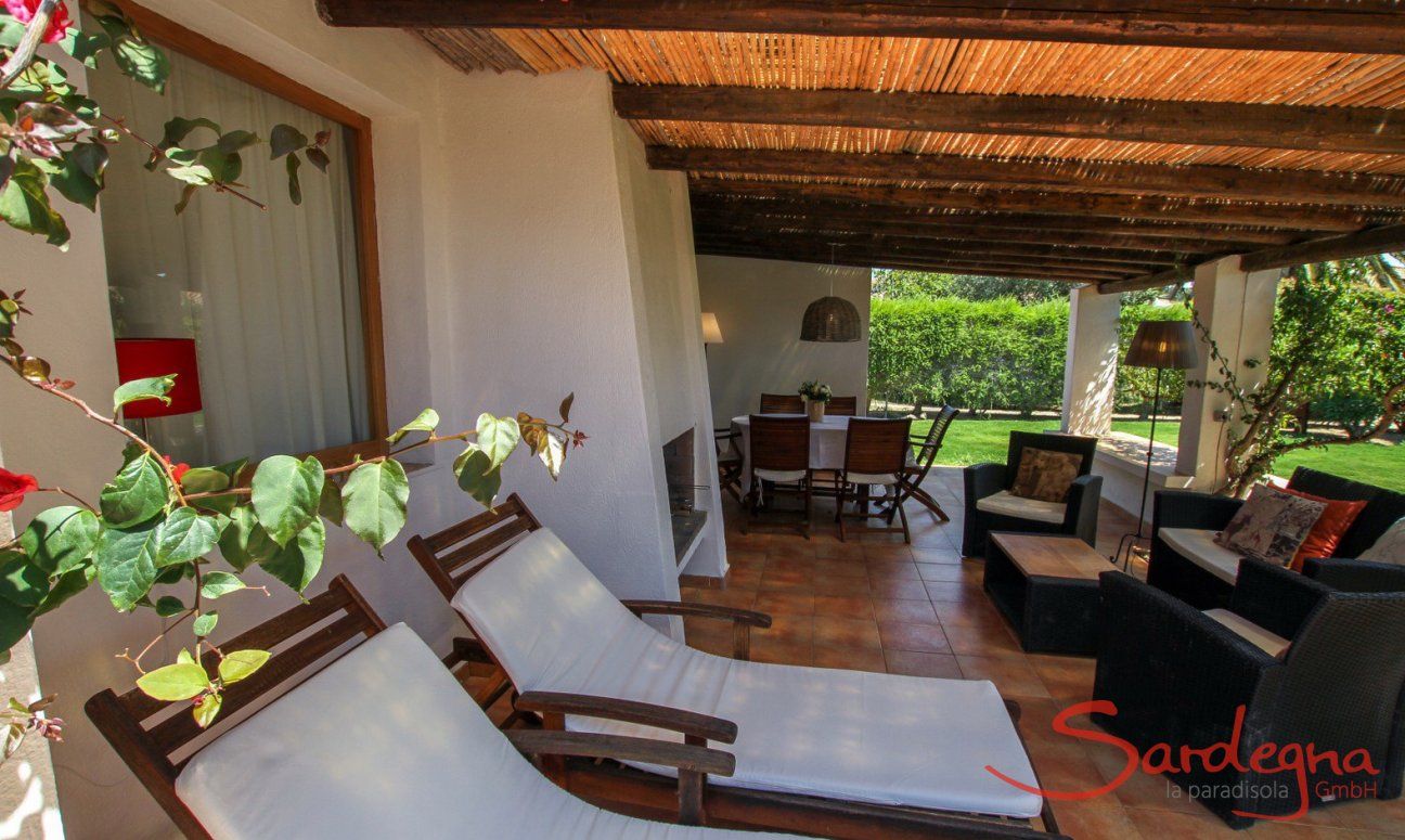 Villa Kika | Terrace with sunbeds and lounge area Terrace with sunbeds and lounge area