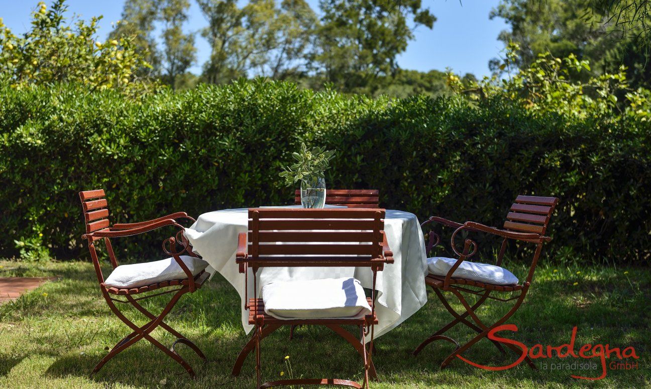 Casa Su Faru 5 | Garden with shade dining table Garden with shade dining table