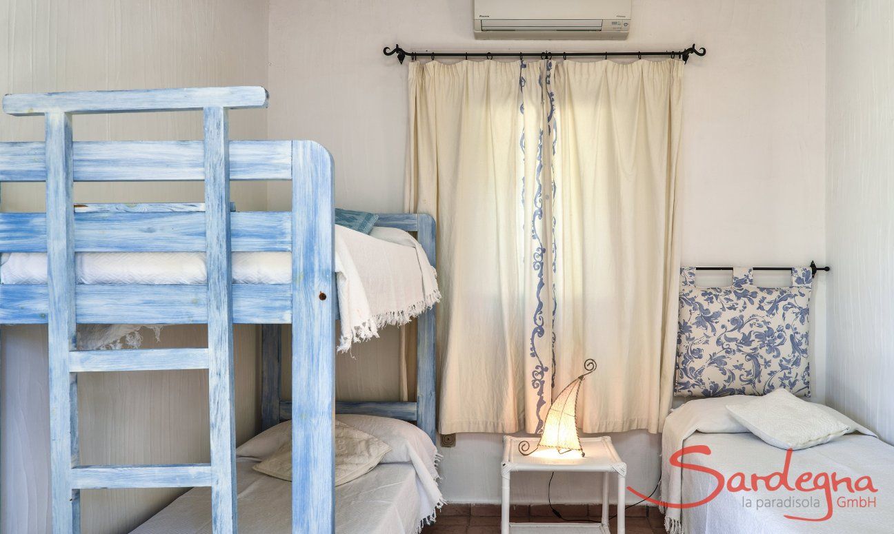 Villa Domus 9d | Bedroom 2 with single bed and bunk bed Bedroom 2 with single bed and bunk bed