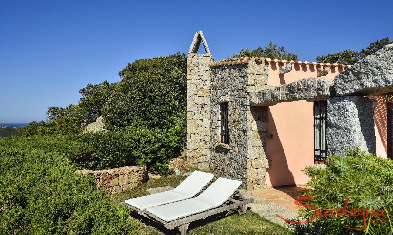 Villa Domus 9d | Garden with sunbeds and house Villa Domus 9d with a small garden