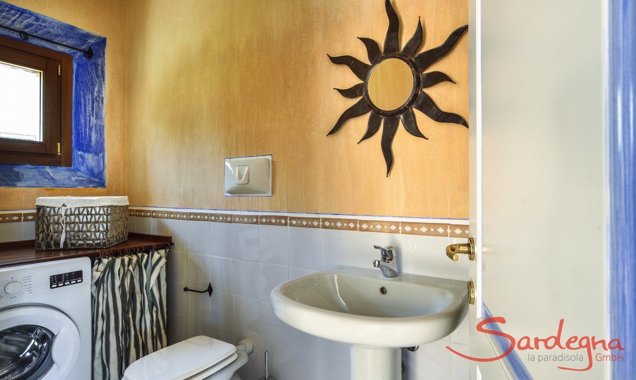 Penthouse Domus 16 | Bathroom 2 with washing mashine Domus di Pitrizza