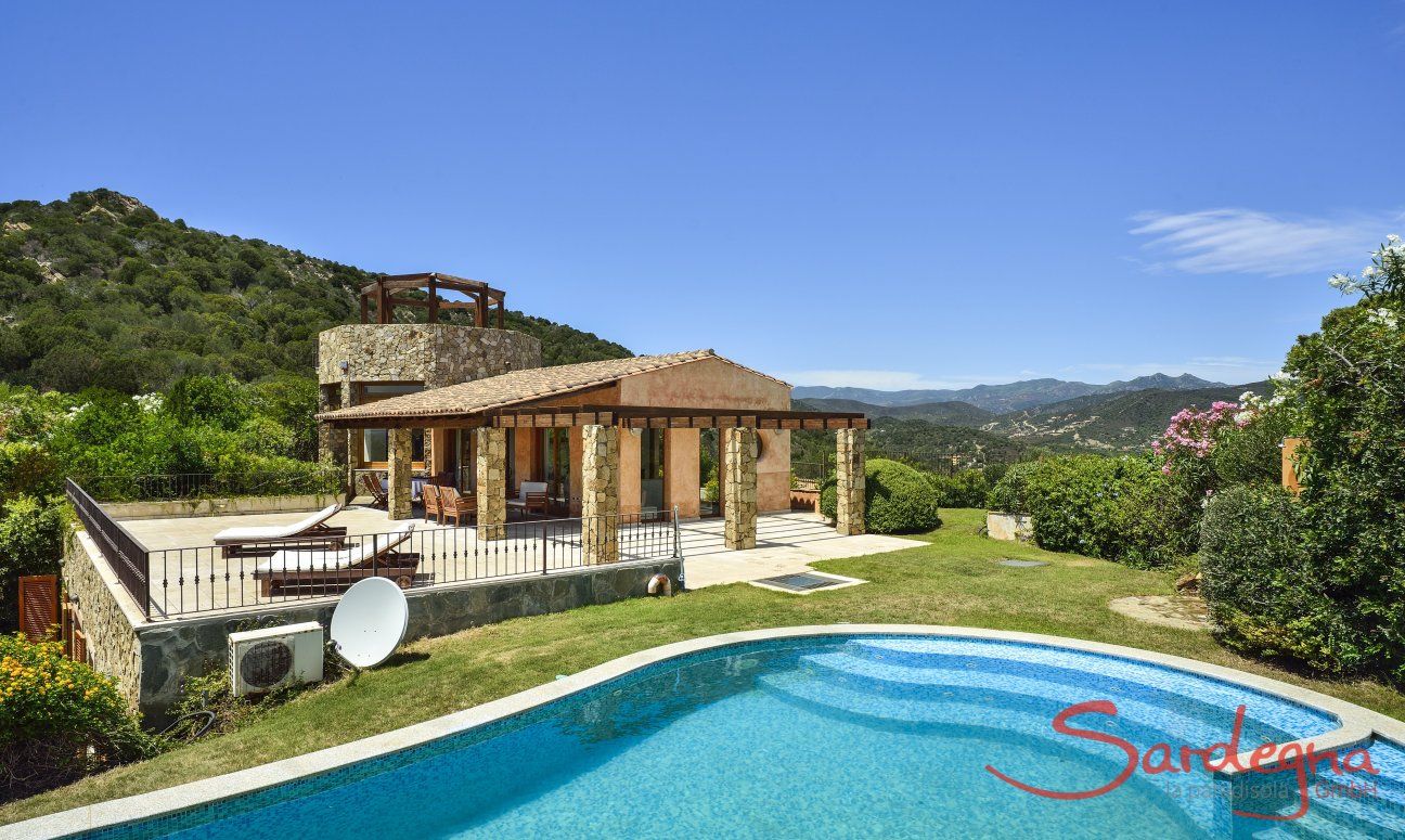 Villa Torretta Chia | Beautiful private pool, garden and villa Beautiful private pool with a view towards the villa