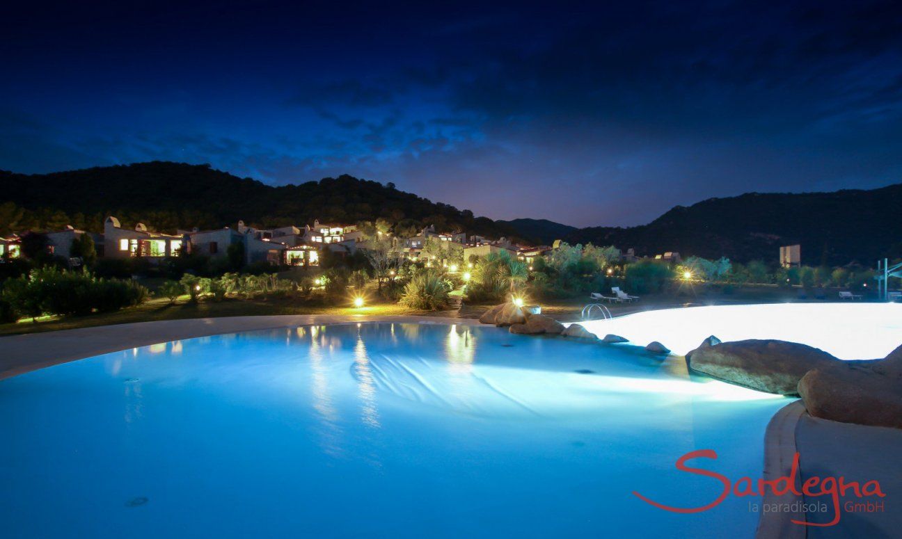 Big pool and the holiday houses of Li Conchi at night