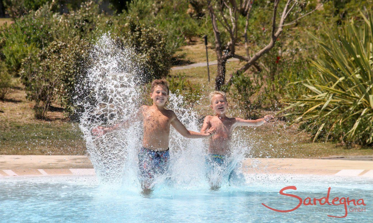 Two boys jump into the pool of Li Conchi