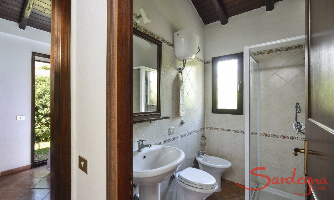 Villa Ibiscus | Bathroom 2 with shower and bidet Bathroom 2 with shower and bidet