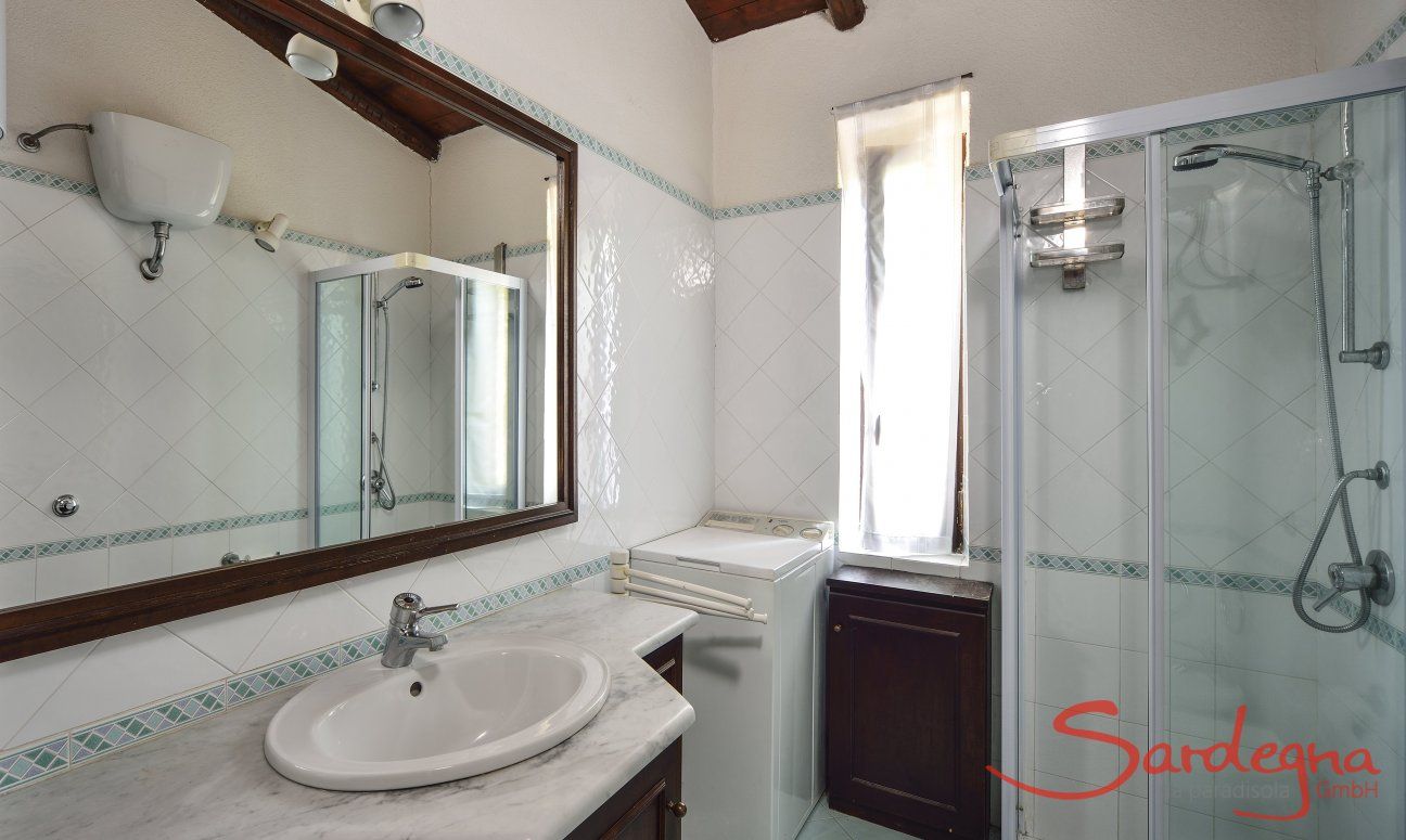 Villa Ibiscus | Bathroom 1 with shower and washing maschine Bathroom 1 with shower and washing maschine
