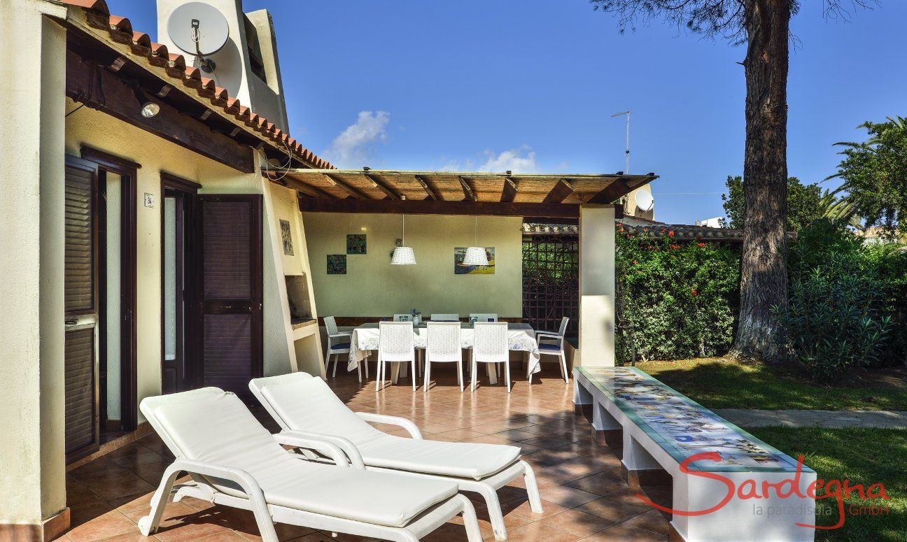 Villa Ibiscus | Big terrace with sunbeds and a roofed dining area Big terrace with sunbeds and a roofed dining area