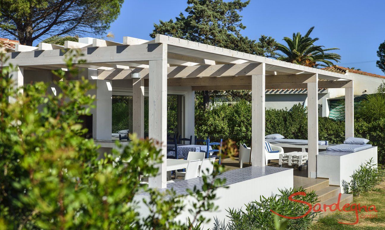 Big terrace with a view towards the garden 