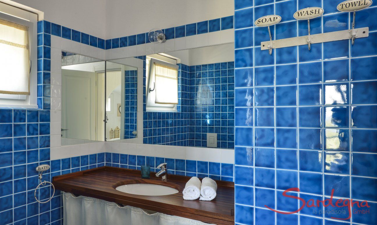 Li Conchi 20 | Private bath with shower of the master's bedroom Bathroom ensuite
