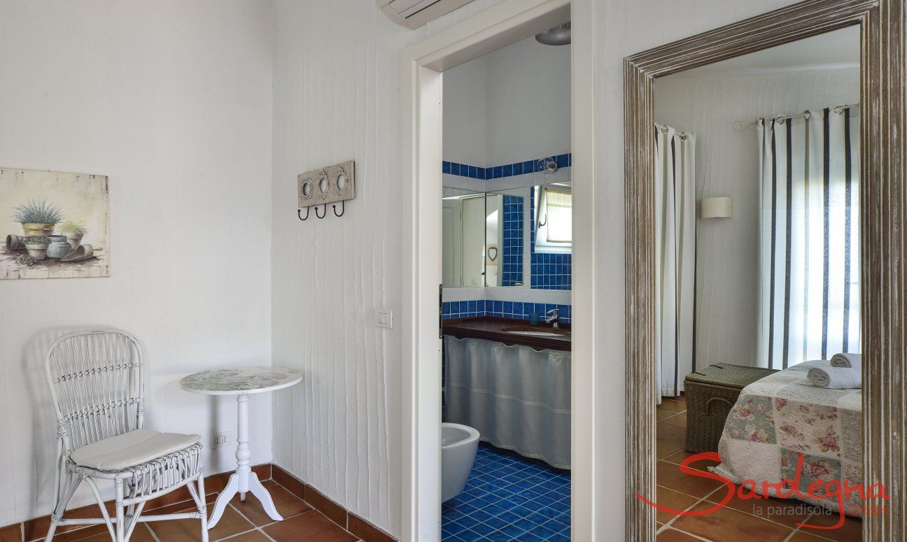 Li Conchi 20 | Master bedroom with private bath View bathromm ensuite